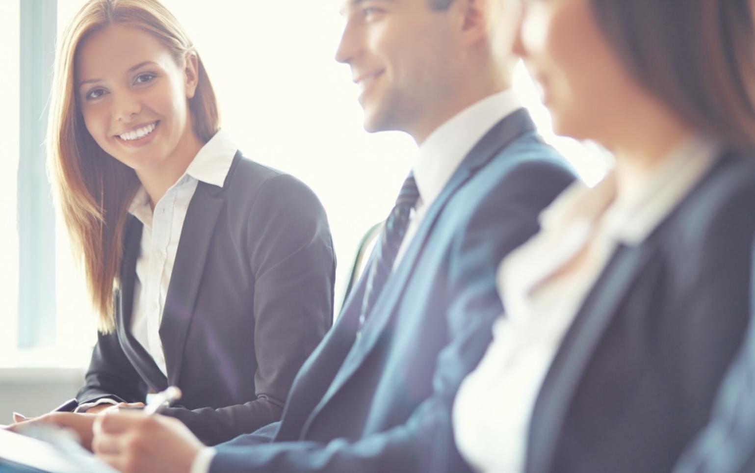 Teilnehmerin arbeitet konzentriert an ihrem Finanzplan